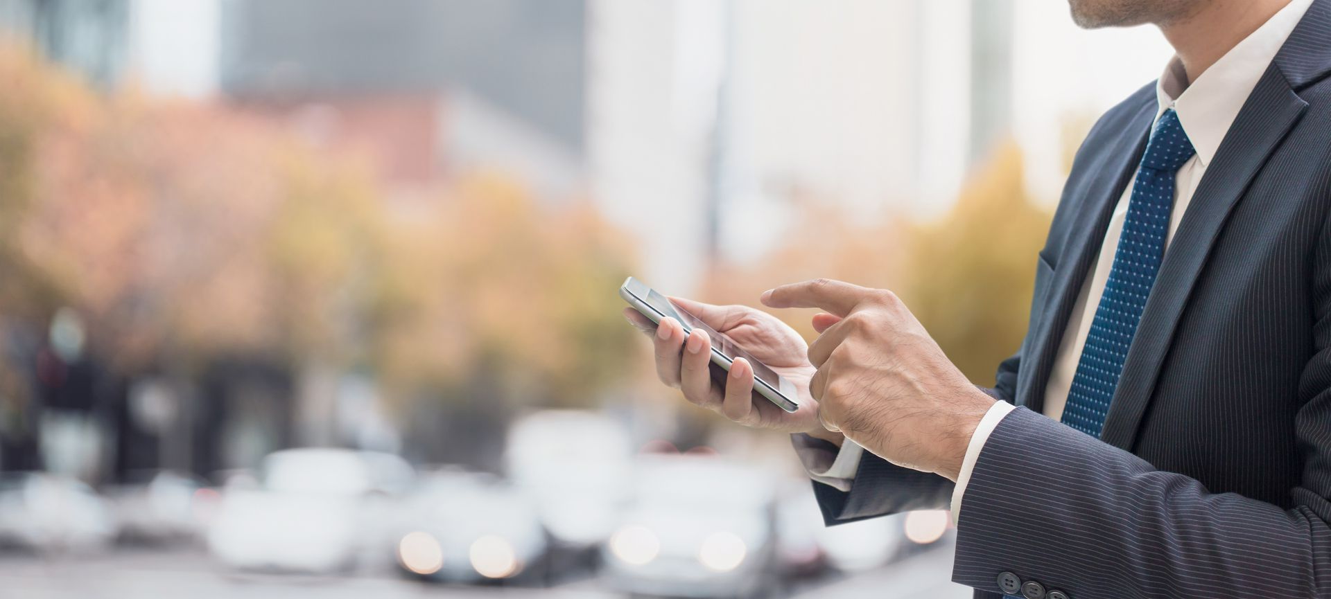 Téléphone mobile dans les mains d'une personne