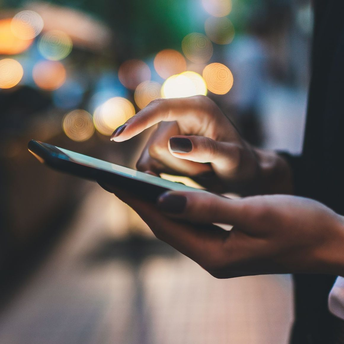 Un téléphone mobile dans les main d'un personne