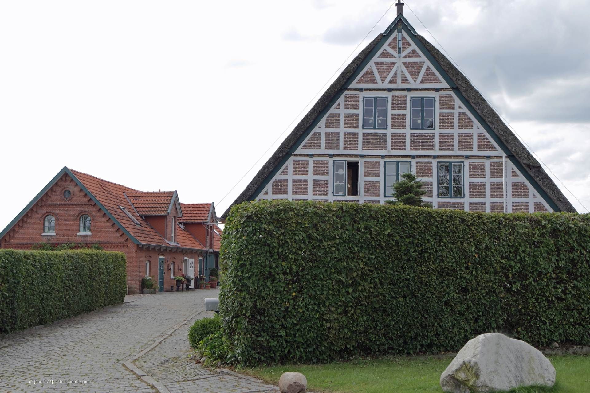 Schmidt & Schmidt Hausmeister-Service – ein gepflegtes Grundstück mit Haus und Garten