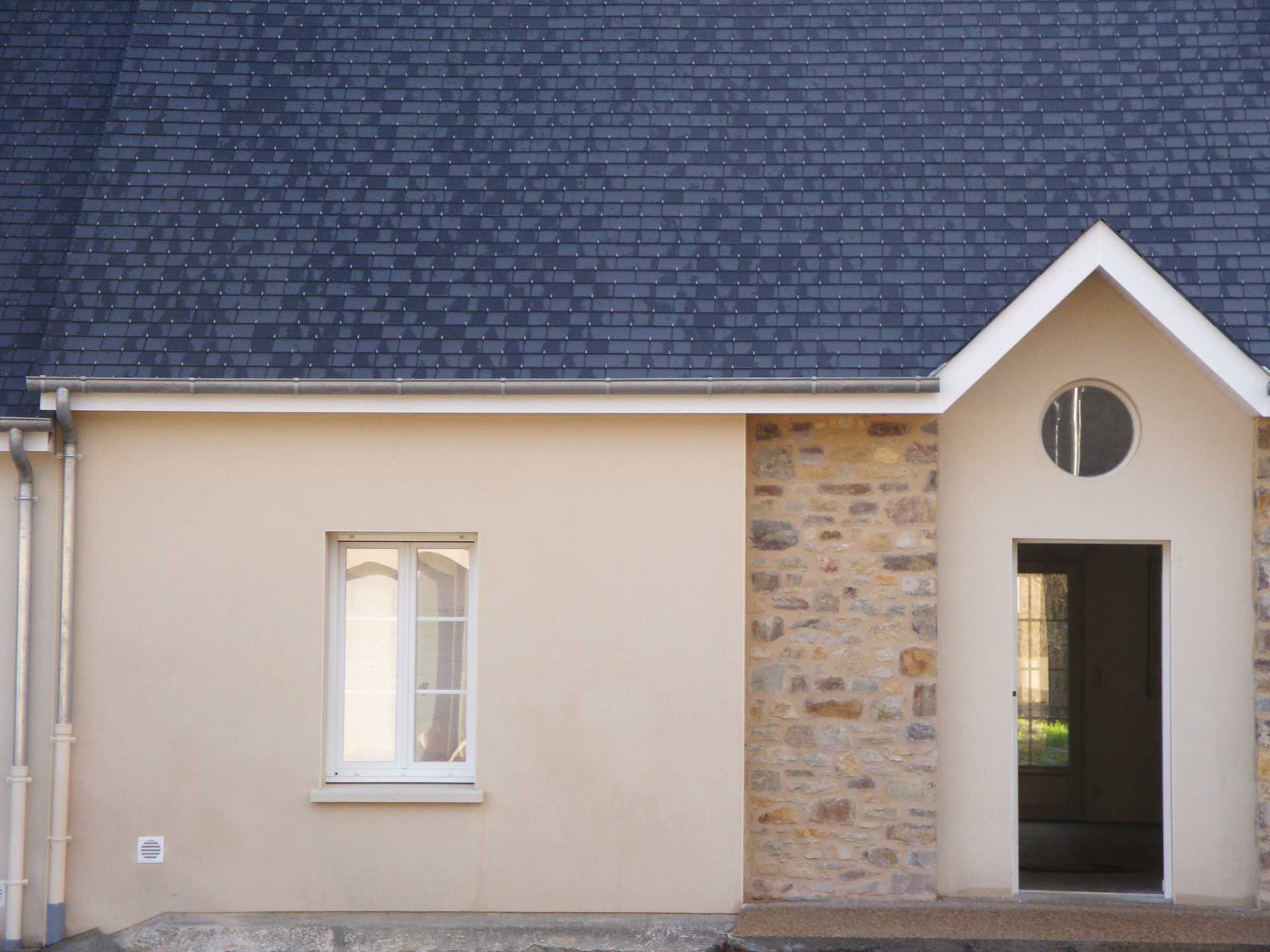 Logement social avec une porte ouverte