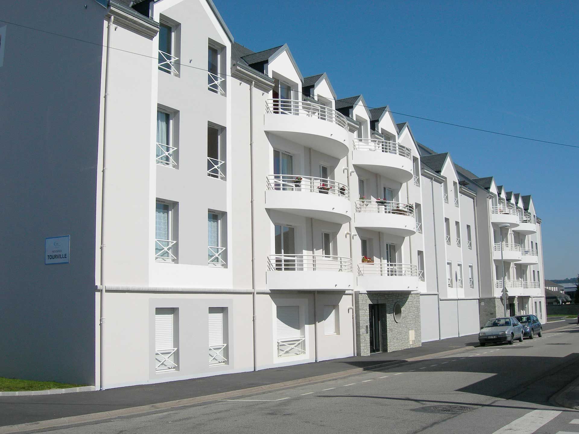 Bâtiment résidentiel avec des balcons arrondis