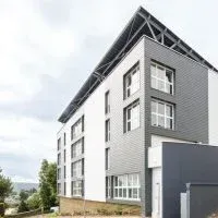 Résidence avec un angle gris vue de l'extérieur