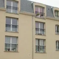 Résidence avec un mur jaune