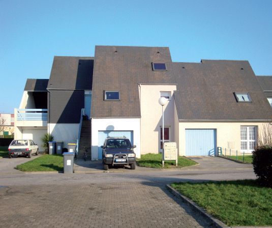 Maison de cité avec un 4x4 garé devant