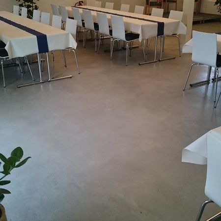 Lange Tische sind für eine Zusammenkunft in einem Raum.