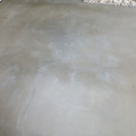 Glatter, hellgrauer Betonboden.