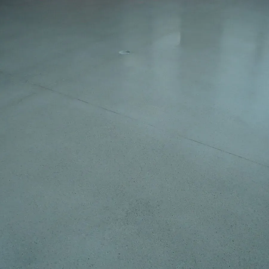 Polierter Betonboden mit dezenten Farbvariationen und leichtem Glanz.