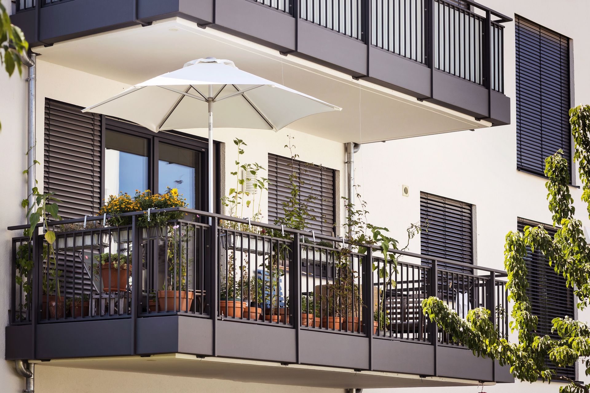 Garde-corps noir installé sur un balcon