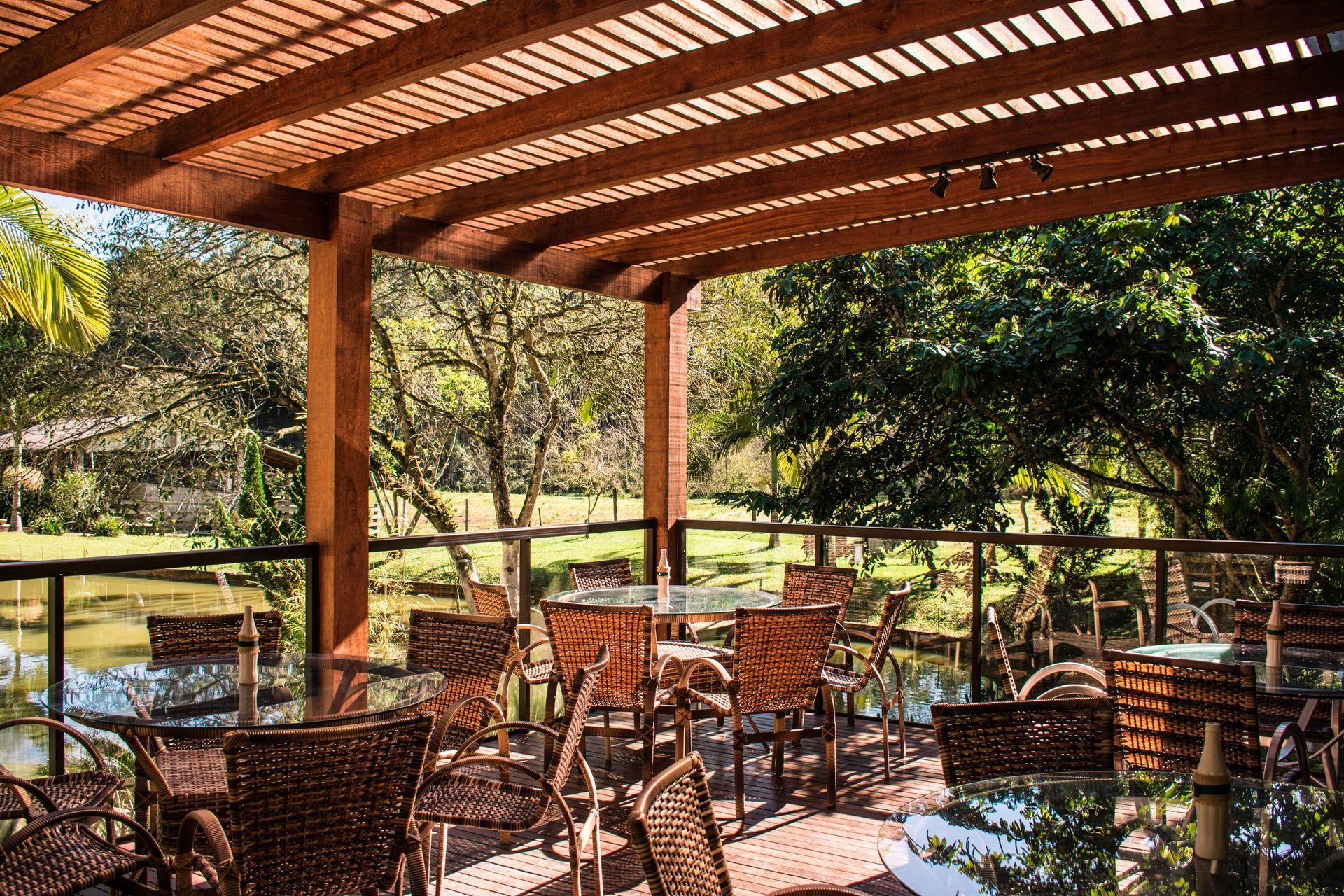 Pergola en bois installée dans un grand jardin