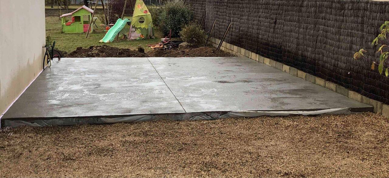 Dalle en béton destiner à accueillir un garage préfabriqué