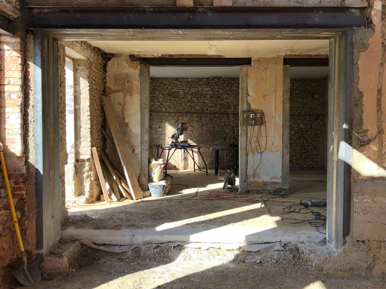 Création d’un passage entre deux pièces dans un mur en terre