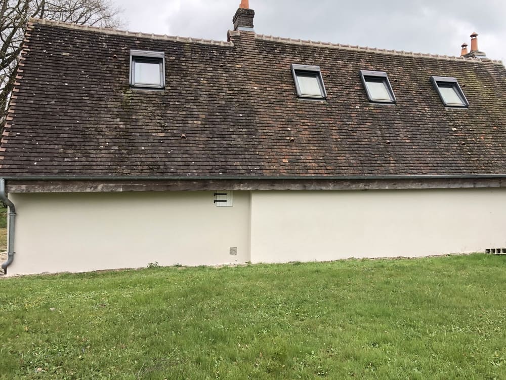 Côté de façade d'une maison ravalée