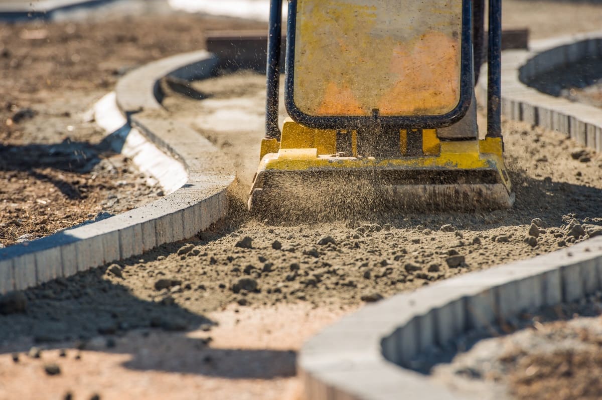 Terrassement en vue du dallage d'une allée