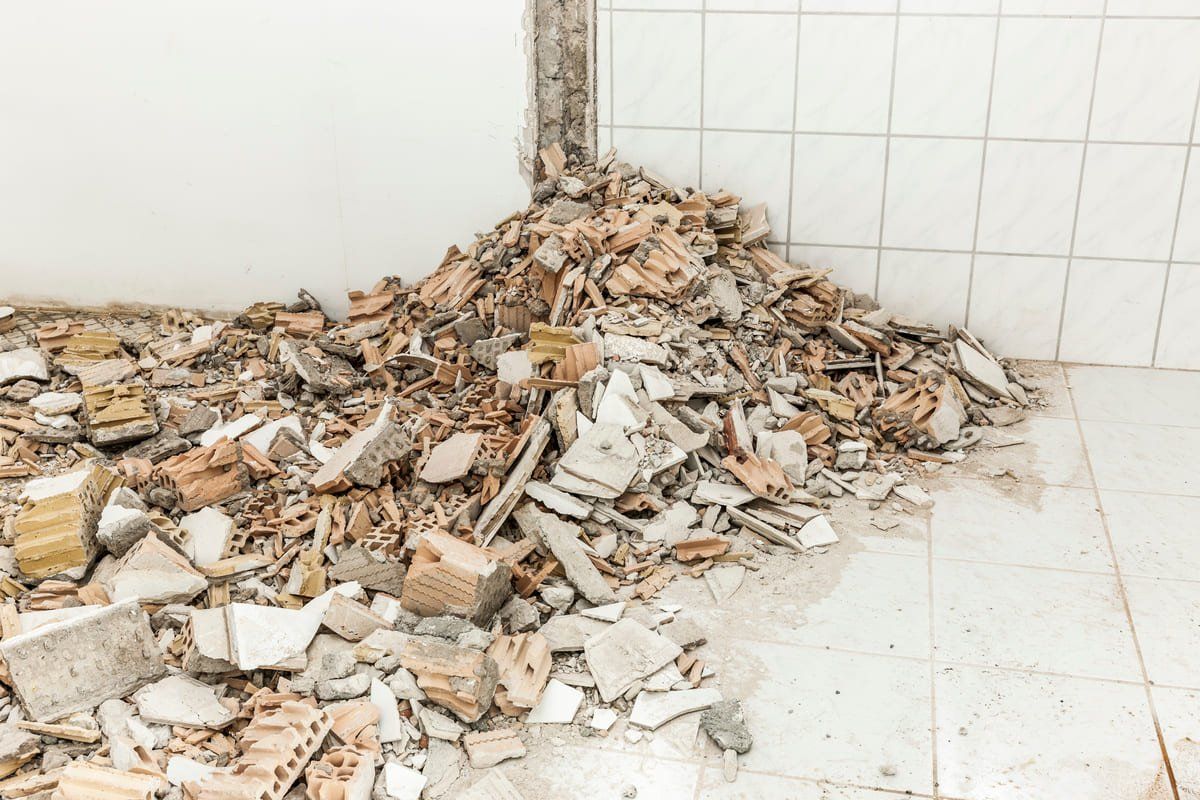 Gravats de mur au sol