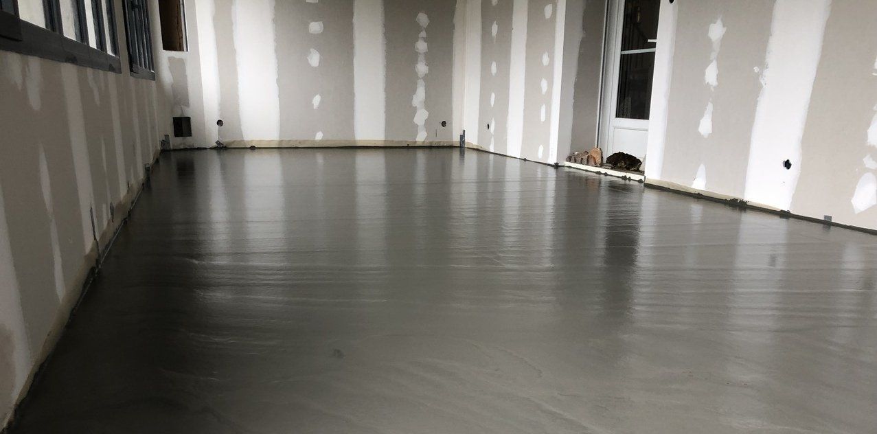 Préparation de chape fluide (liquide) prête à être mise en place