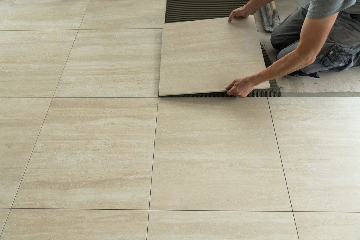 Pose de carrelage rectangulaire beige