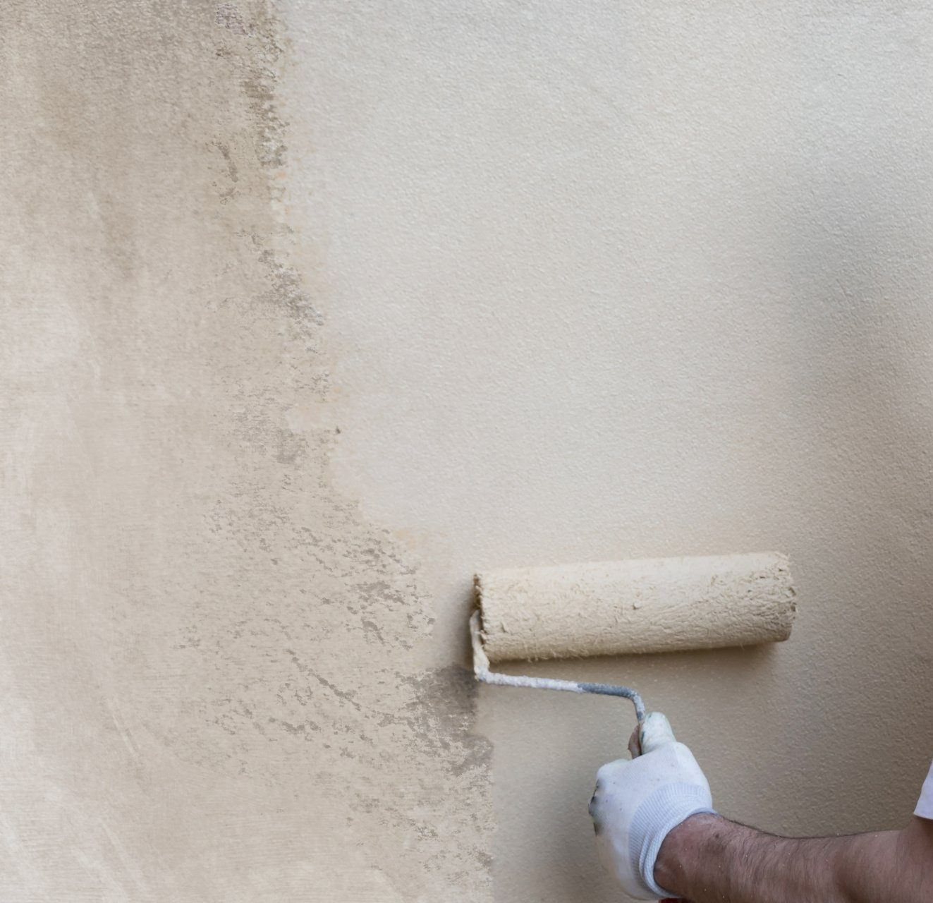 Travaux de peinture sur mur extérieur