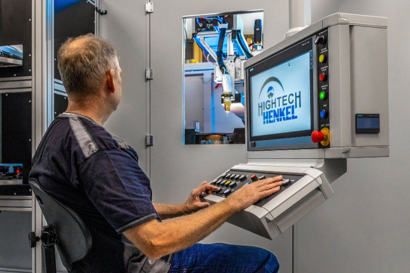 Ein Mann sitzt in einem Kontrollraum vor einem Computer.