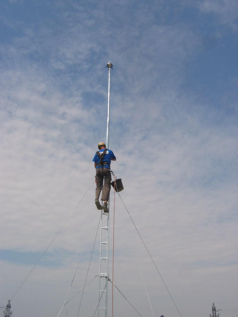 Montage d'un paratonnerre sur pylône haubané