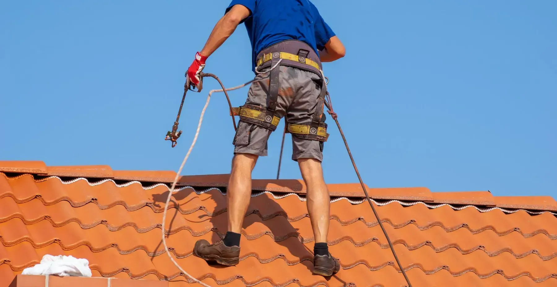 Application d'un traitement hydrofuge sur une toiture