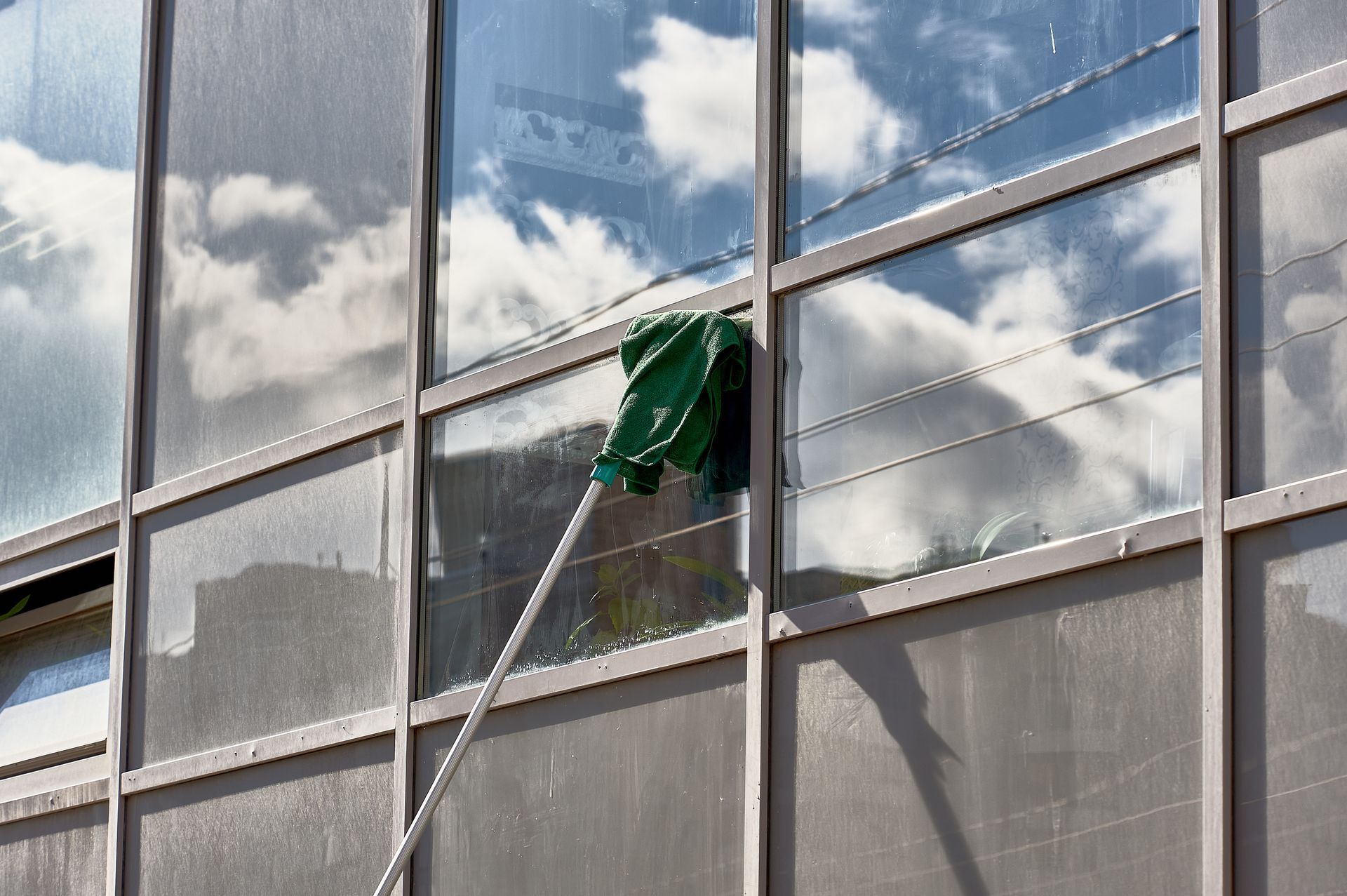 Nettoyage d'une façade vitrée de bureaux