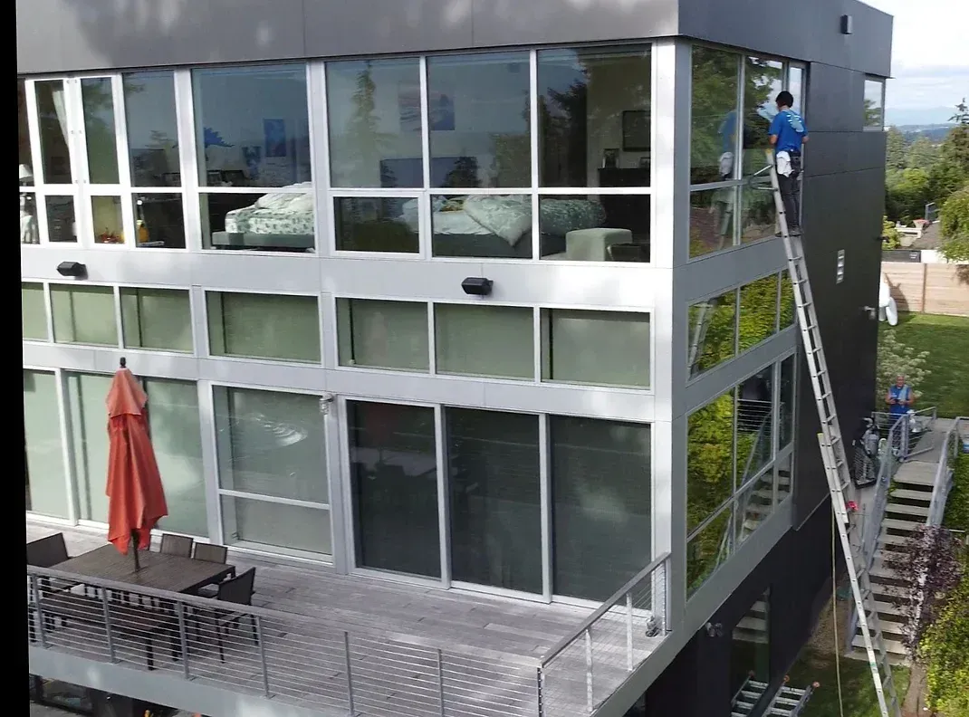 Nettoyage de vitres extérieures d'un bâtiment industriel