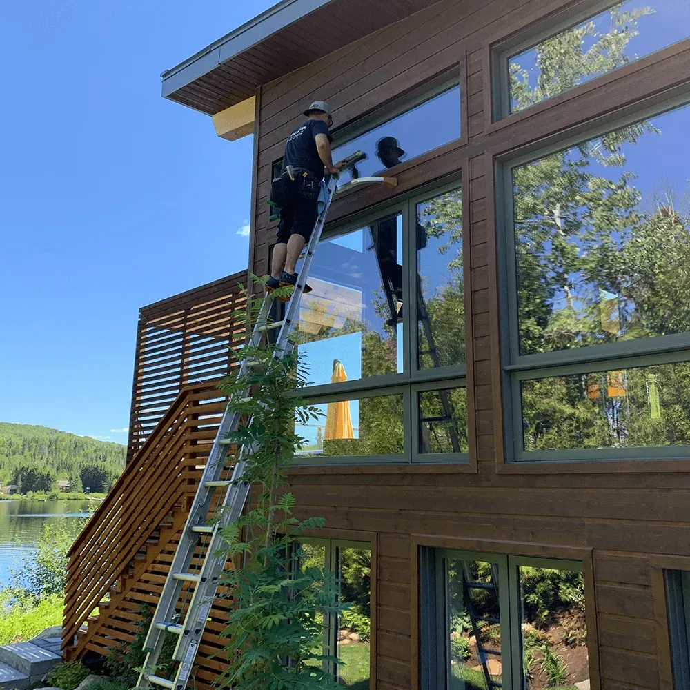 Nettoyage de fenêtres en hauteur