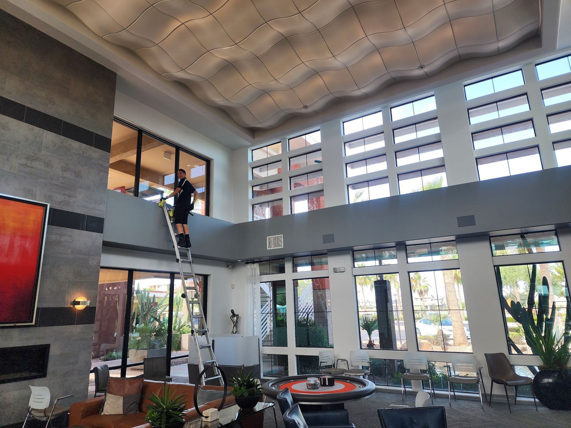 Nettoyage de vitres intérieures d'un bâtiment professionnel