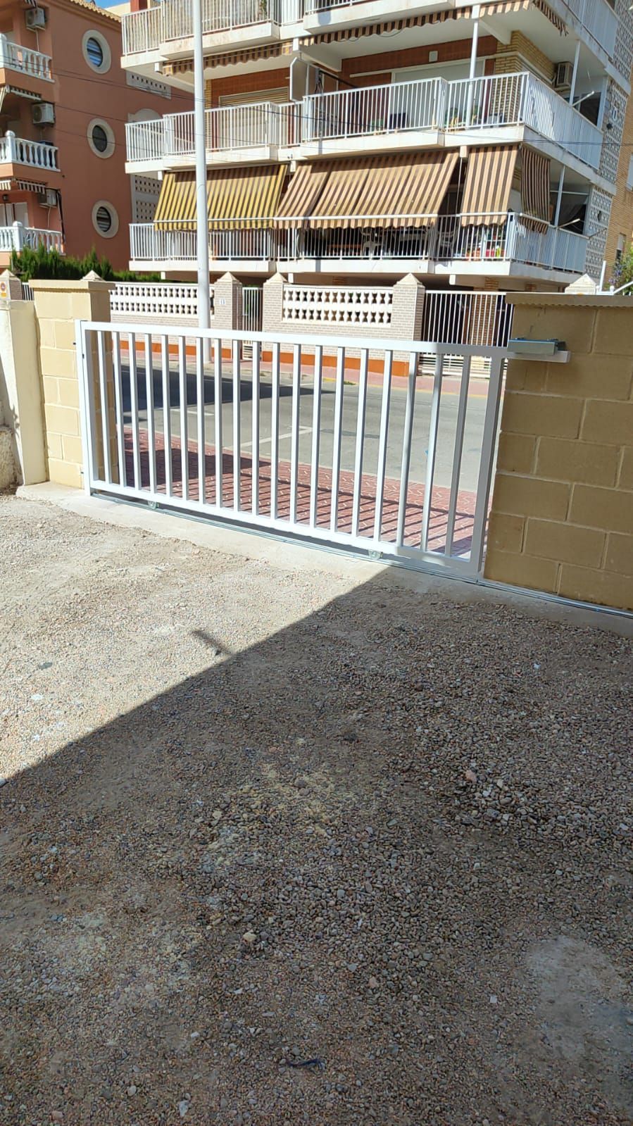 Una casa amarilla con una puerta negra delante