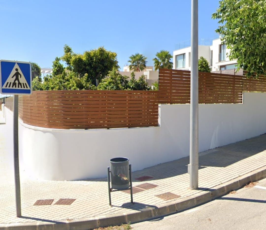 Detrás de un cartel que dice 