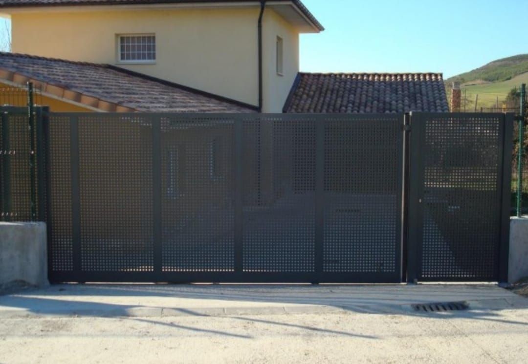 Detrás de un cartel que dice 