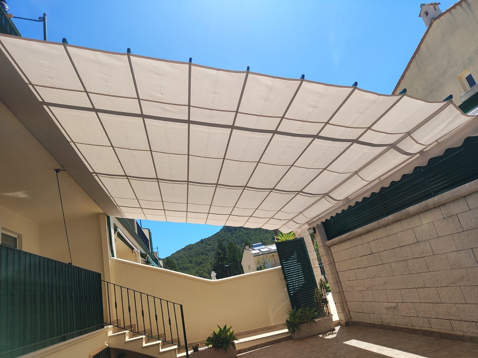 Un paraguas blanco cuelga del techo de un edificio.