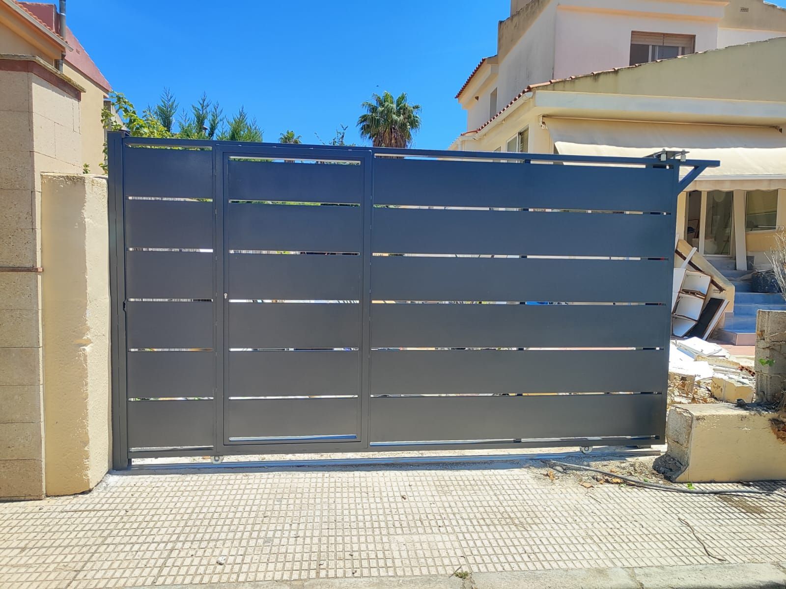 Una puerta corrediza está abierta delante de una casa