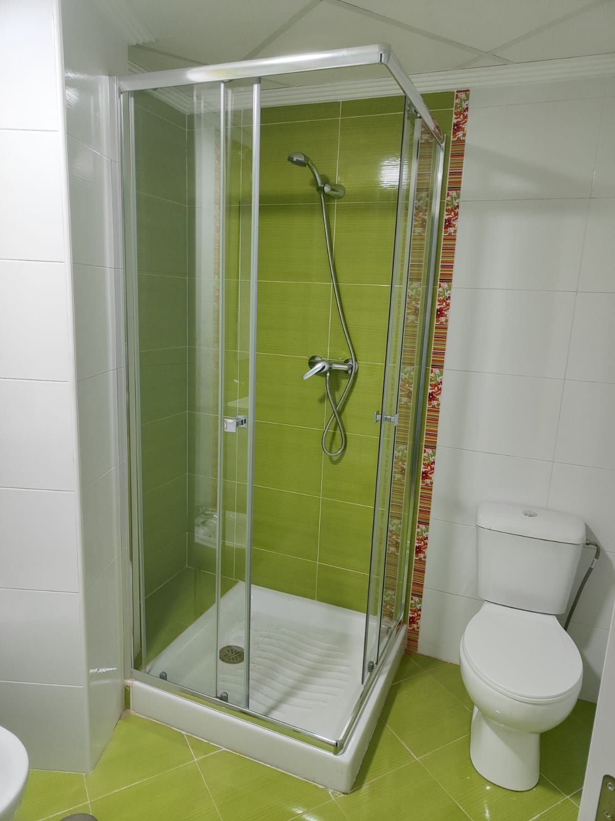 Una escalera negra con una imagen de un ciervo en la pared encima.