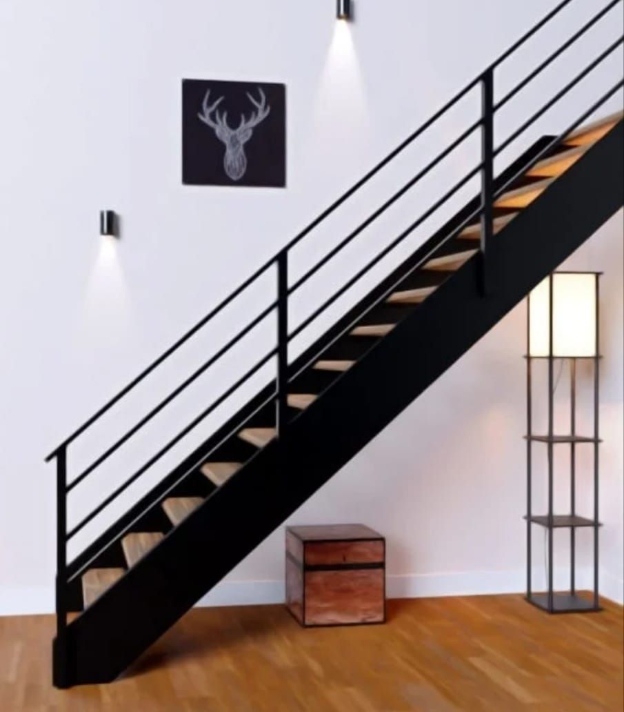 Una escalera negra con una imagen de un ciervo en la pared encima.