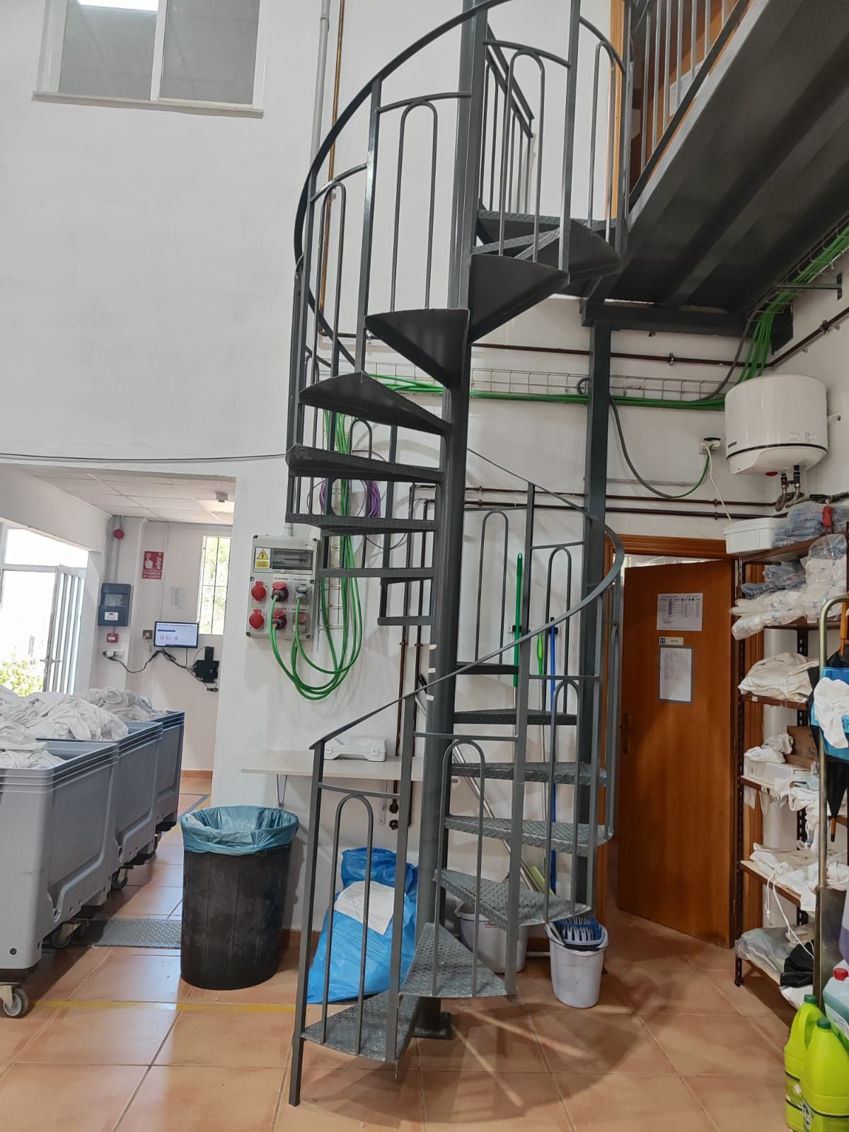 Hay una escalera de caracol en el medio de una habitación.