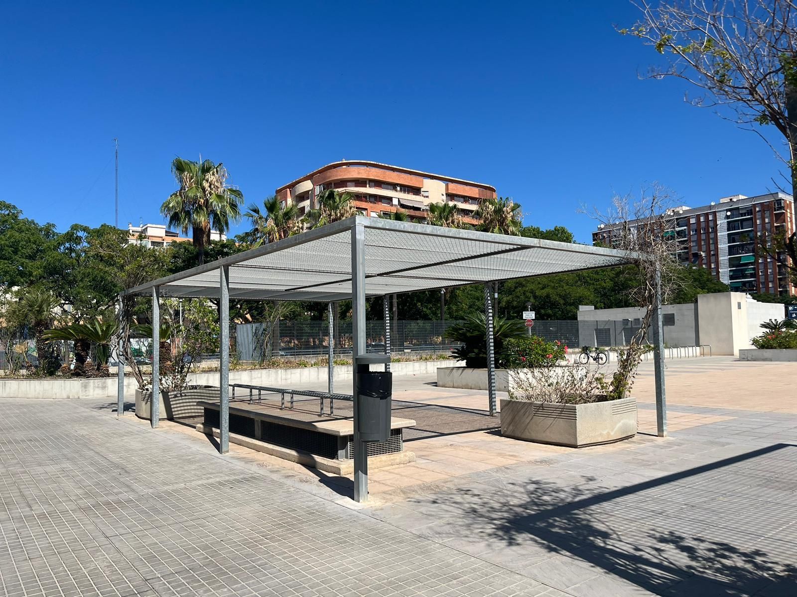 Un área de picnic con un toldo encima en un parque.