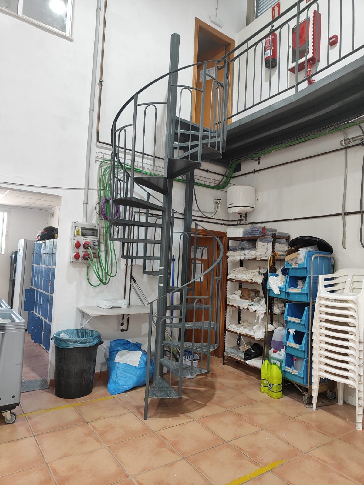 Hay una escalera de caracol en el medio de la habitación.