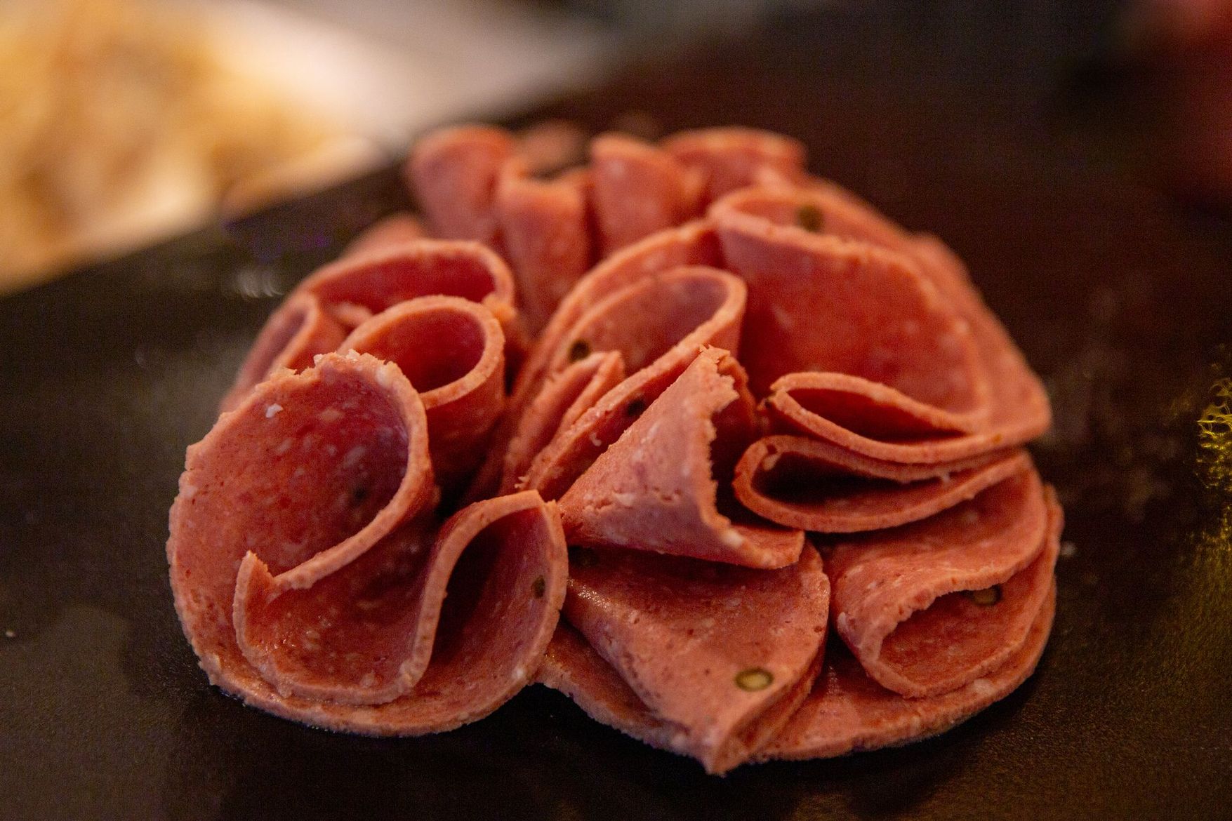 Gros plan sur de la charcuterie halal