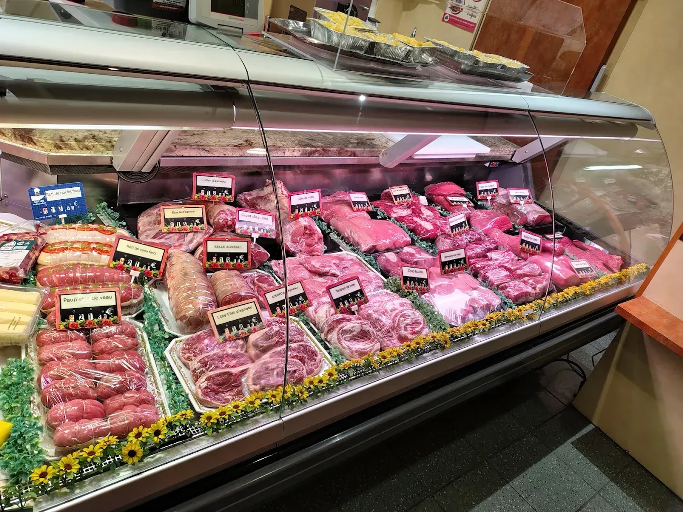 Vitrine présentant un assortiment de viandes et de saucisses emballées dans une charcuterie ou une boucherie