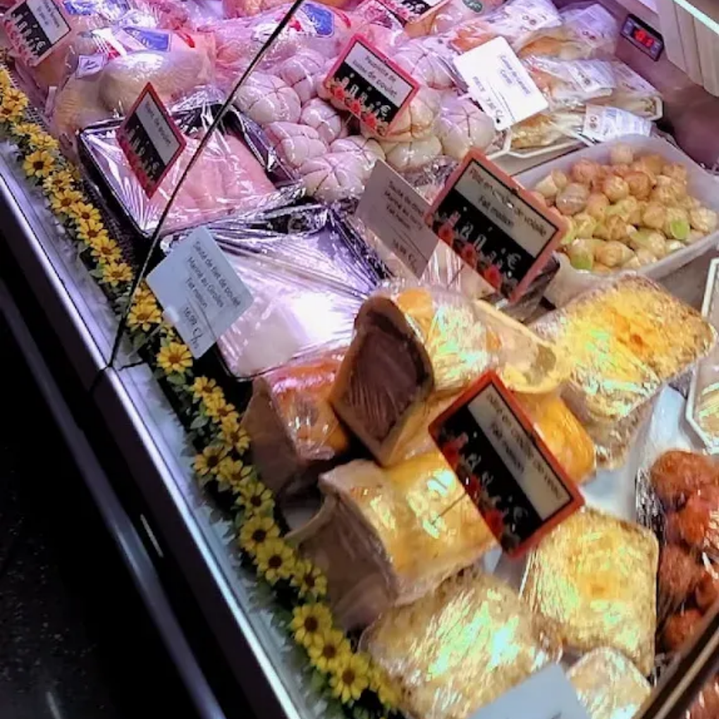 Vitrine avec un large choix de charcuteries artisanales