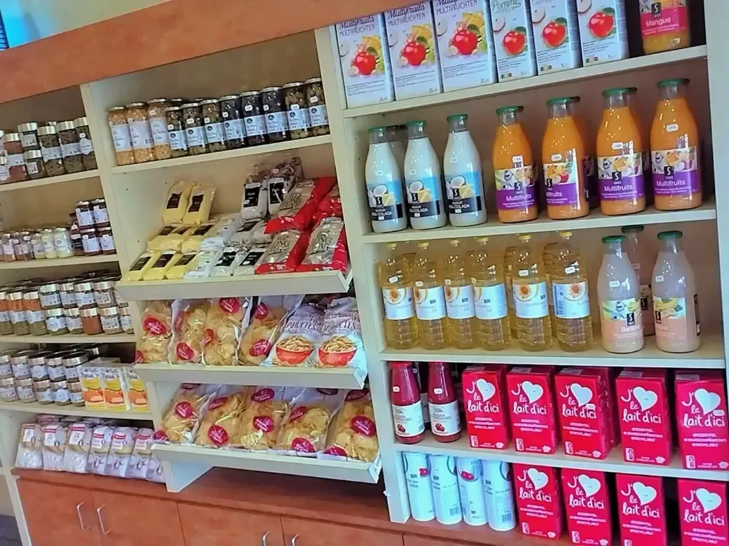 Des étagères remplies de boissons en bouteille et de collations 