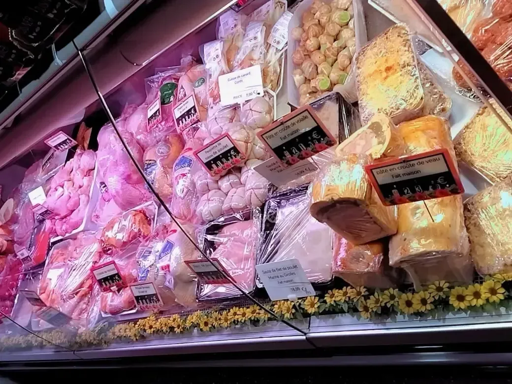 Vitrine de différentes charcuteries