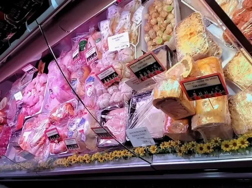 Vitrine d'une boucherie-charcuterie