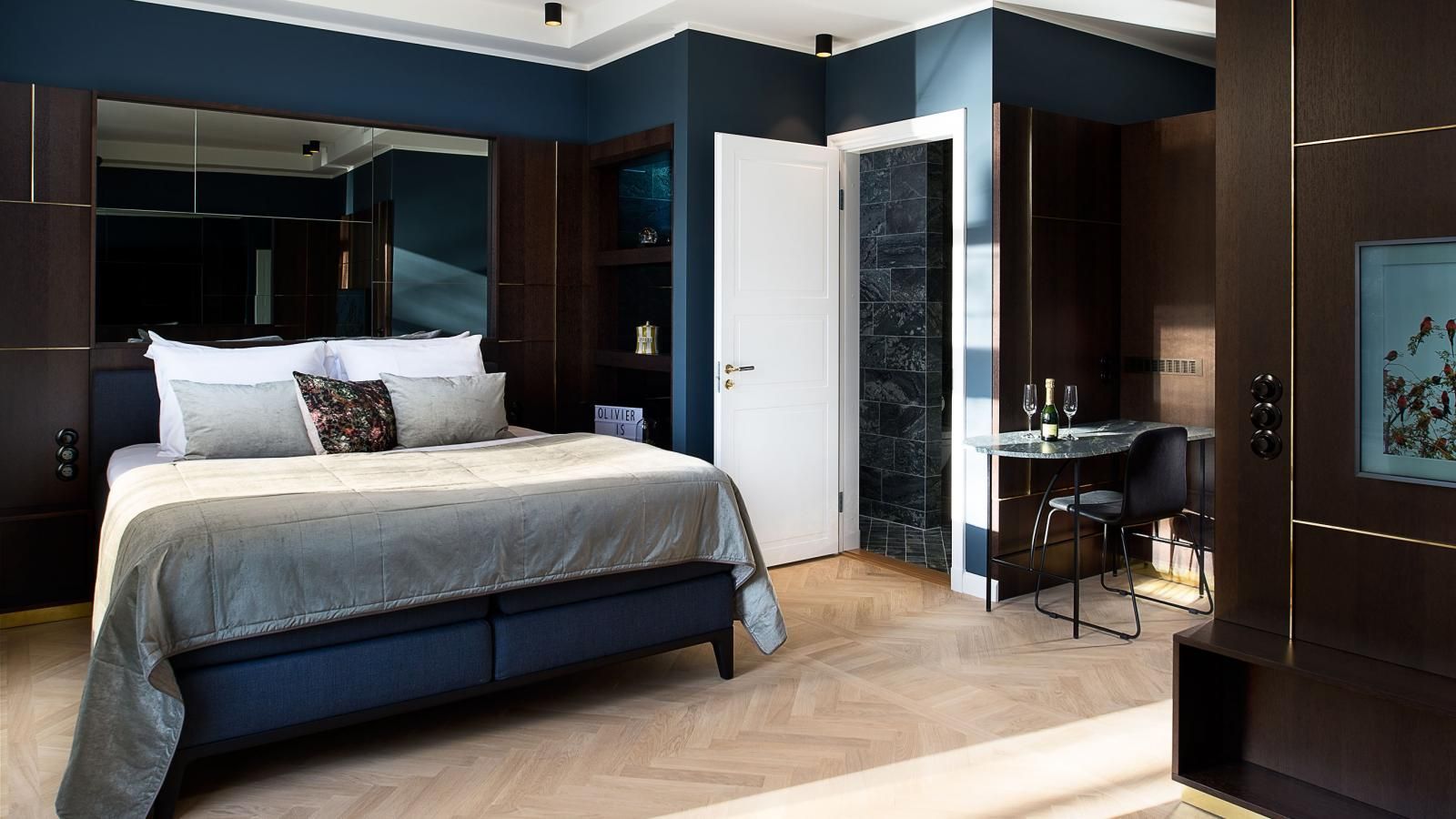 Canal Suite King size bed in the middle of the room.