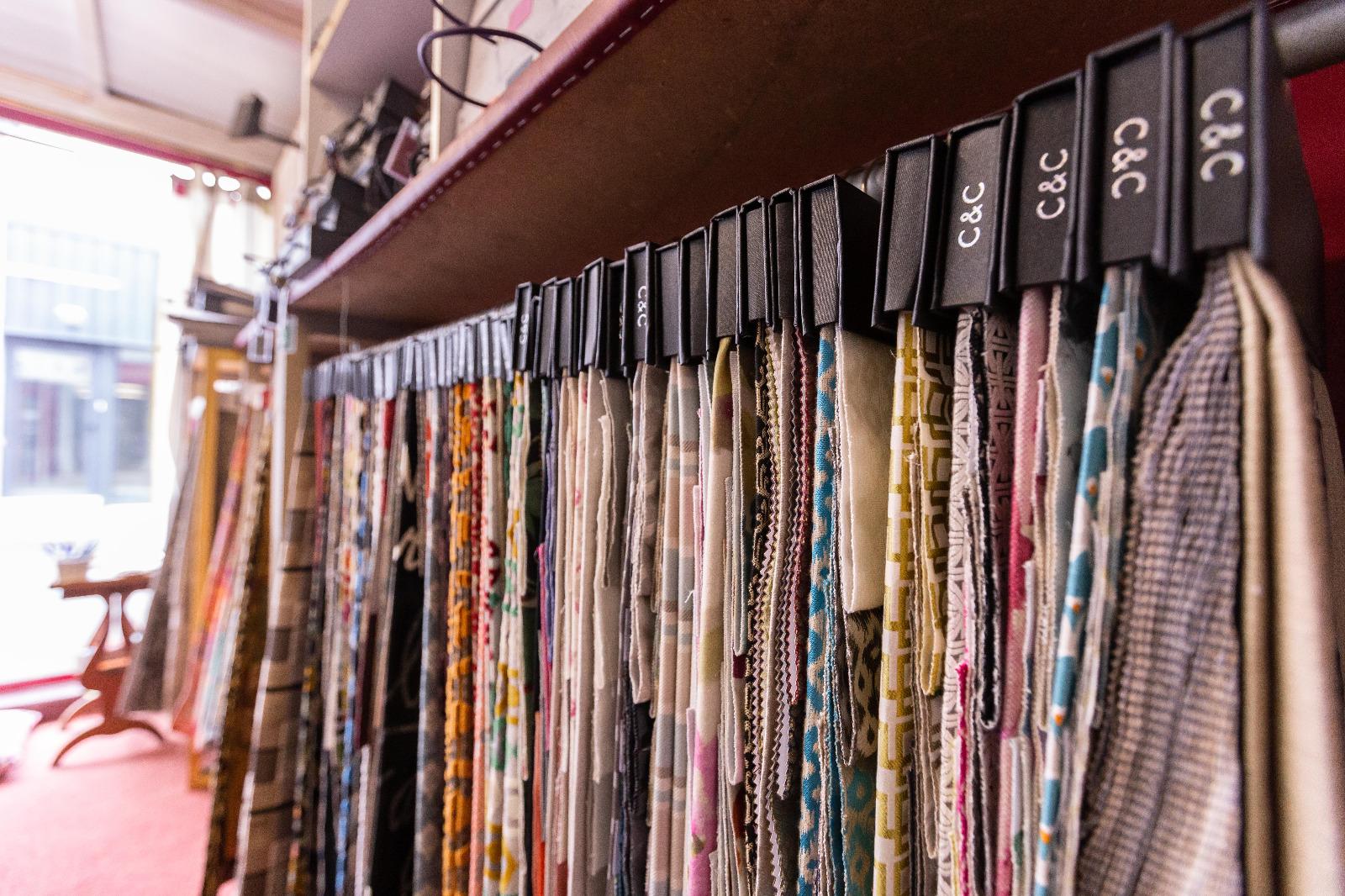 large choix de tissus pour la réfection de fauteuils et canapés