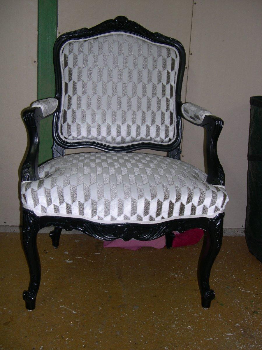 fauteuil Louis Xv repeint en noir tissu Romo