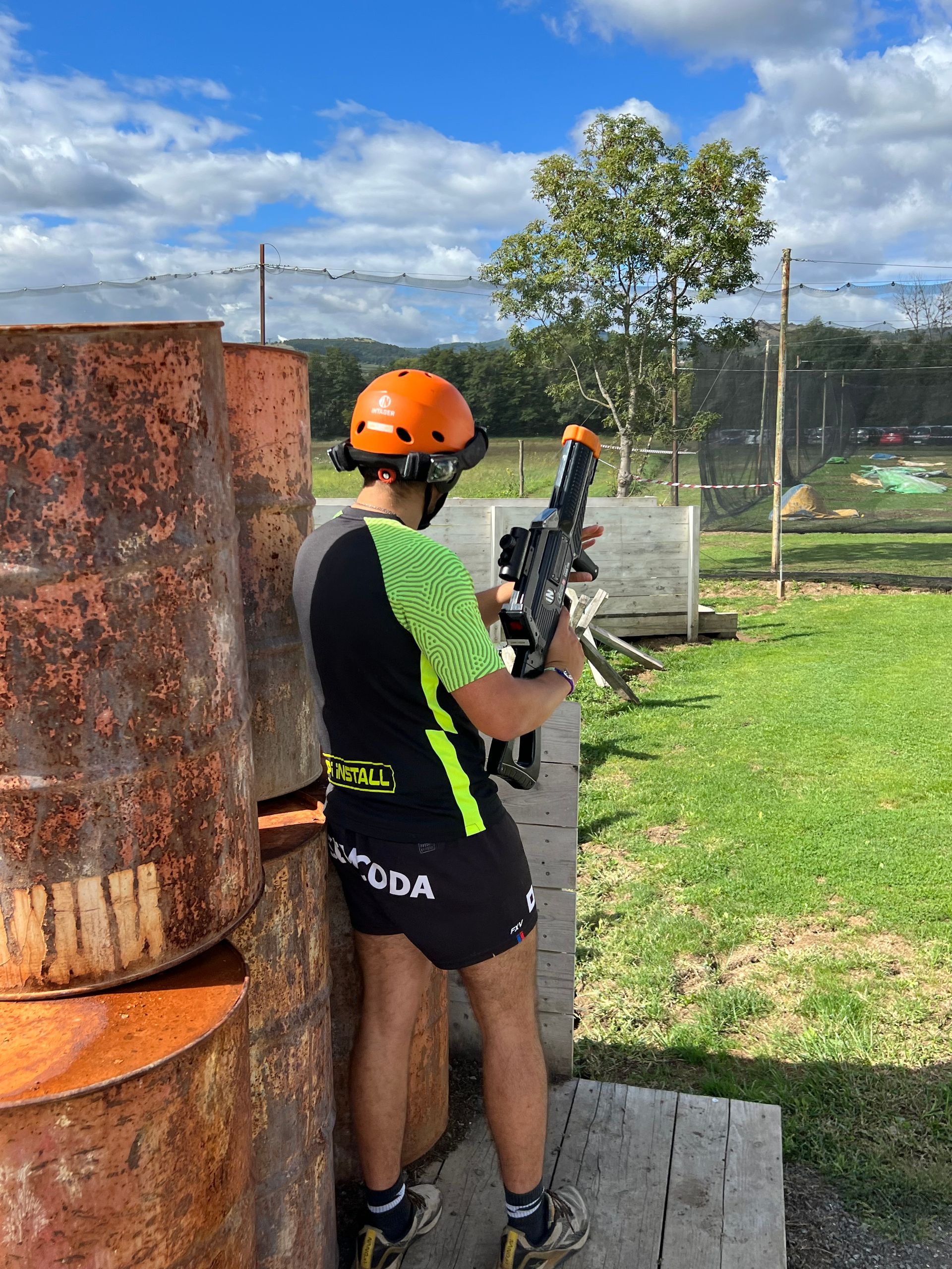 Homme de dos avec un pistolet de laser game