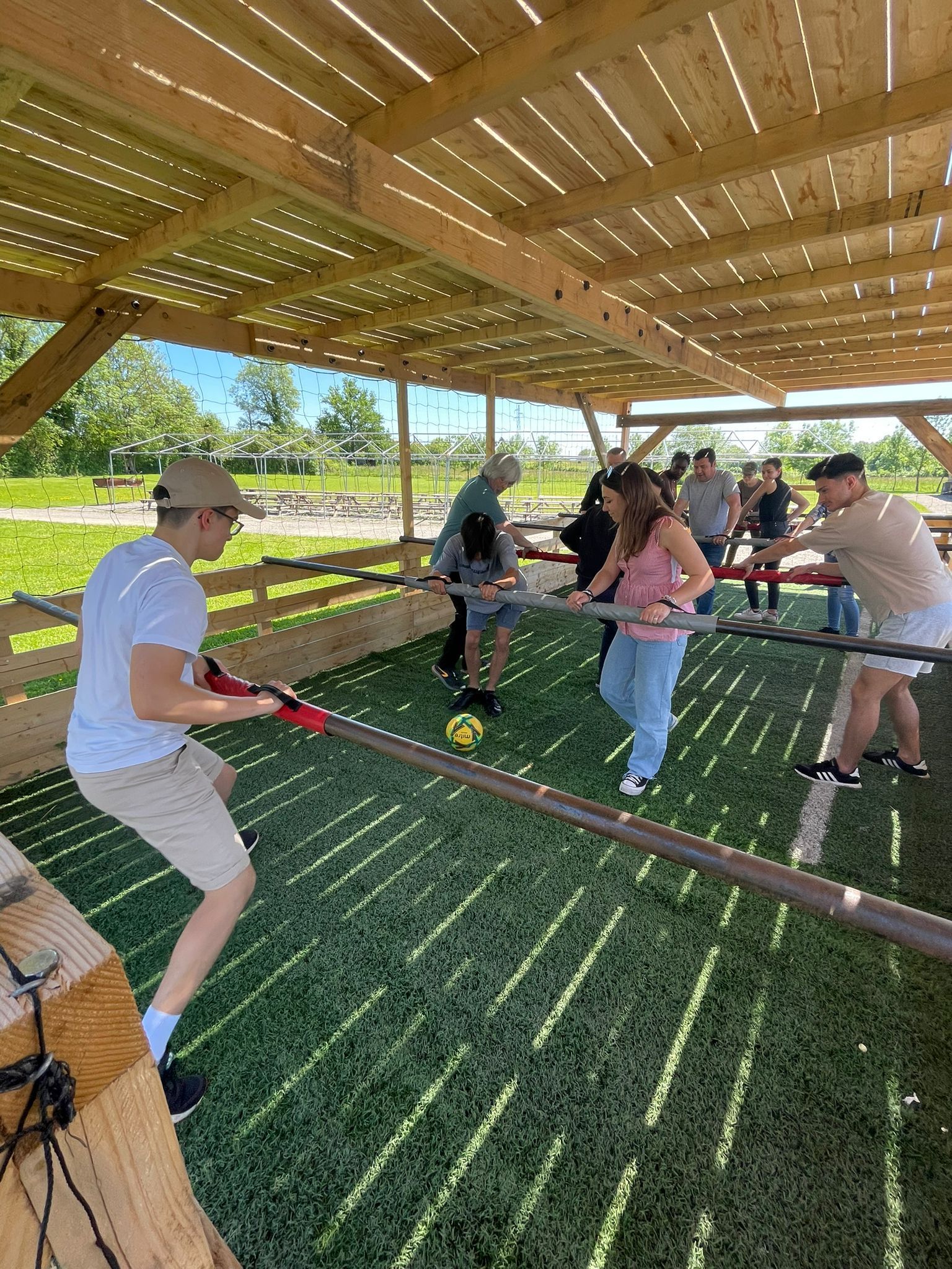 Plusieurs personnes jouant aux baby-foot géant