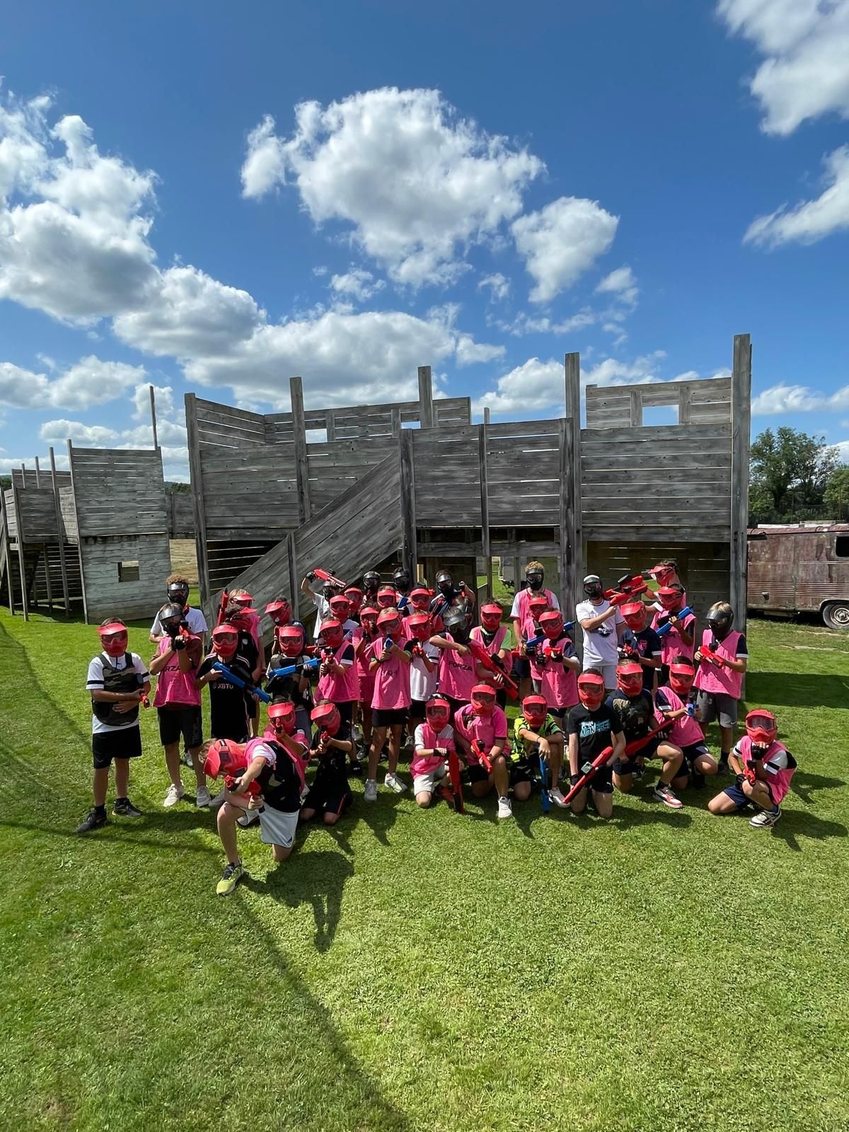 Groupe d'amis en tenue de paintball